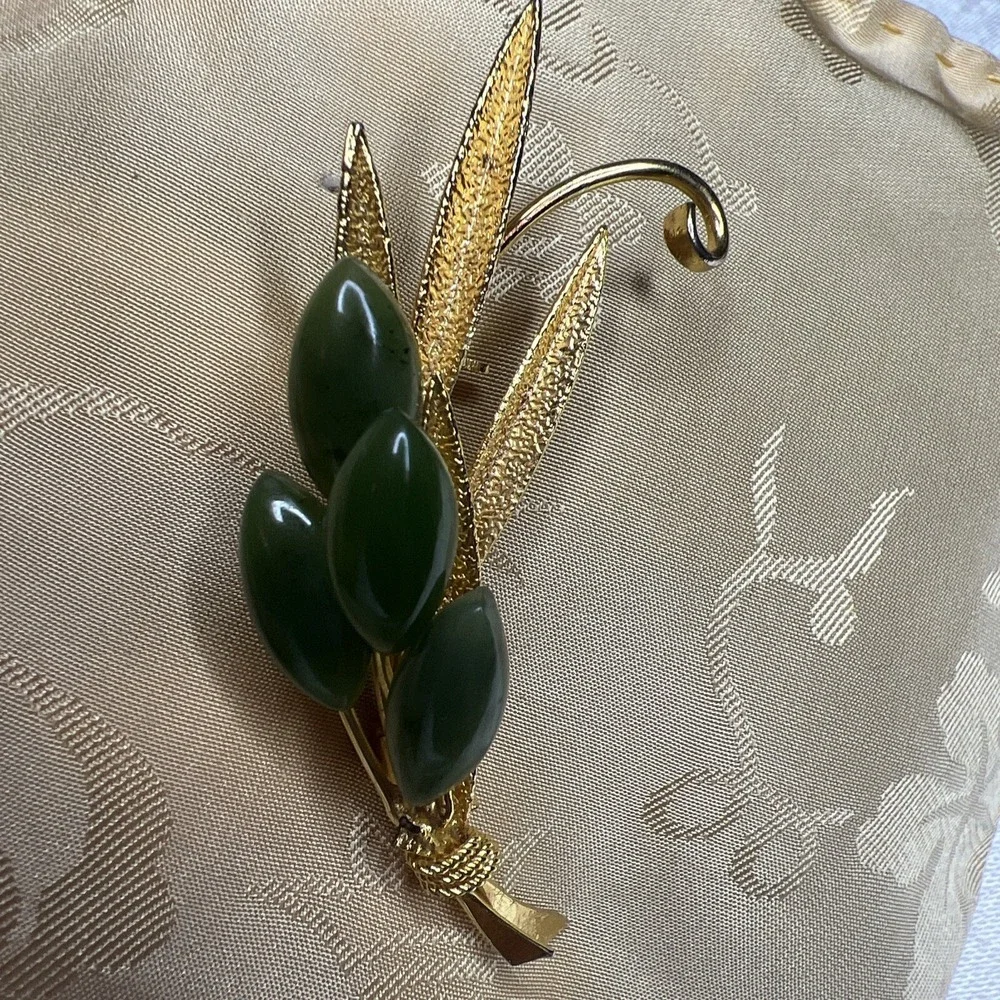 Vintage Gold Tone Jade Flower Brooch Floral Green Stone Pin Mid Century Style